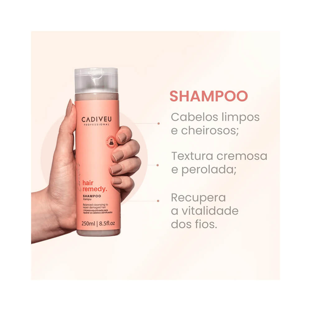 Frasco do Shampoo Cadiveu Essentials Hair Remedy 250ml sendo segurado por uma mão com unhas nude