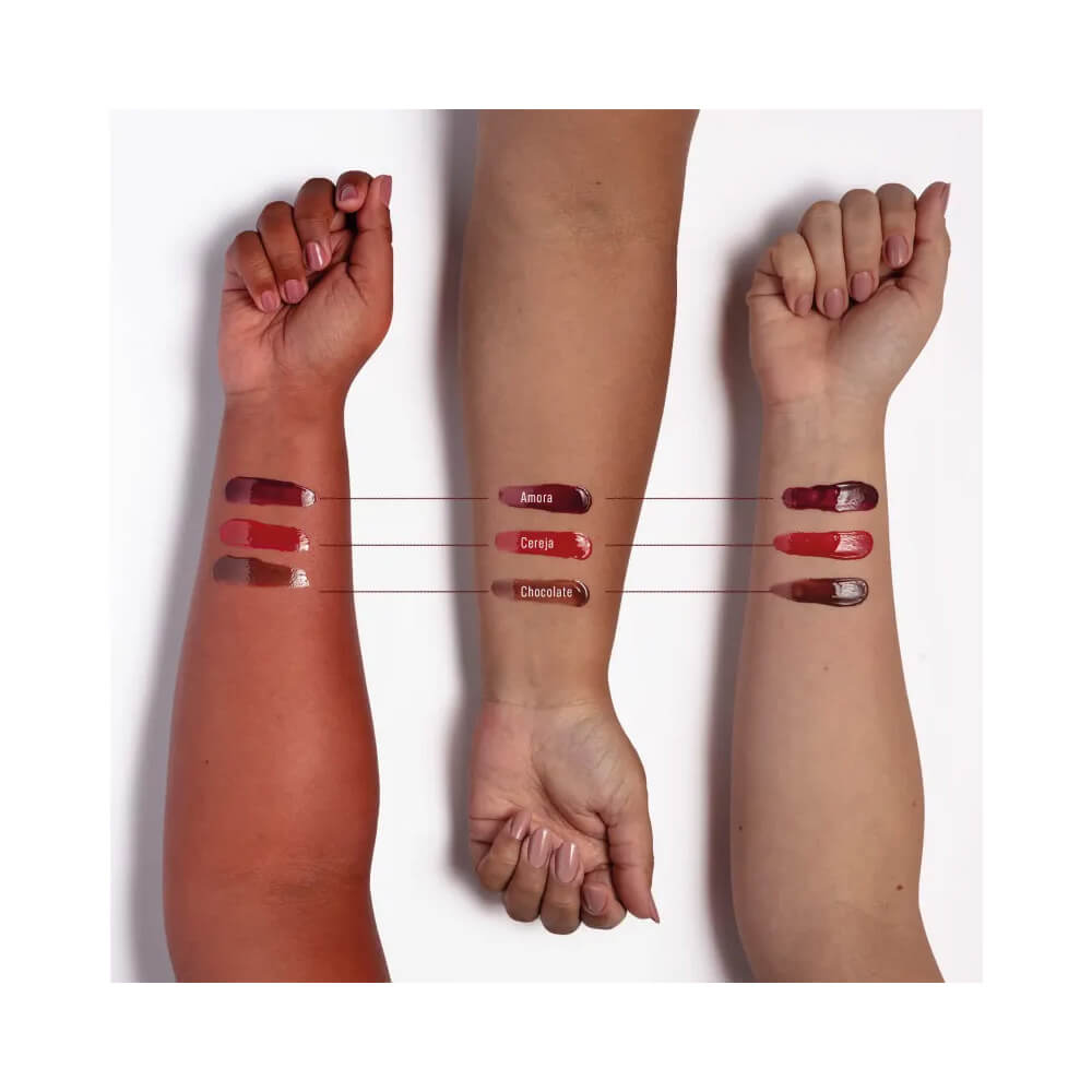 Swatches do Hidratante Labial Vult Hidra Balm em diferentes tons mostrando brilho e textura cremosa