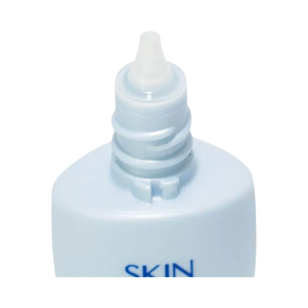 Close no bico aplicador do protetor solar Skin Aqua Super Moisture Milk para aplicação precisa
