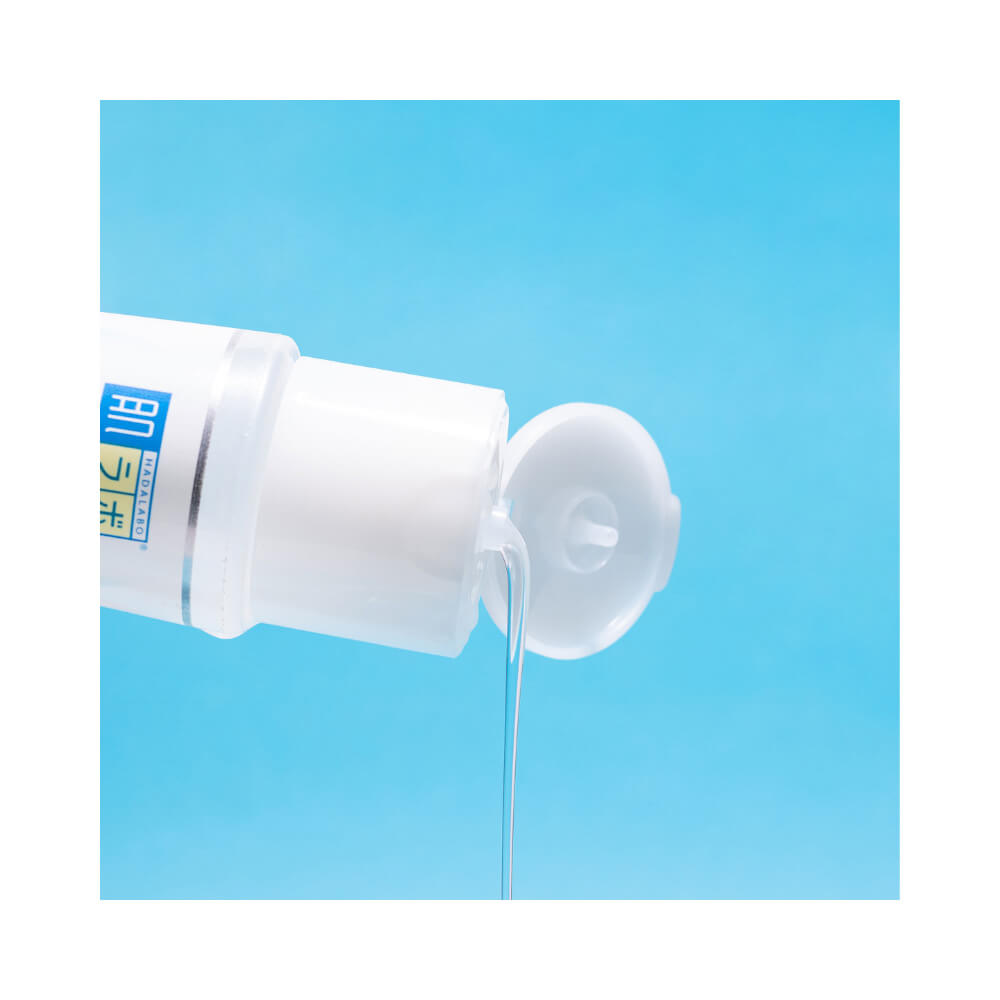 Detalhe do líquido transparente da Loção Facial Hada Labo Gokujyun Hidratante sendo derramado