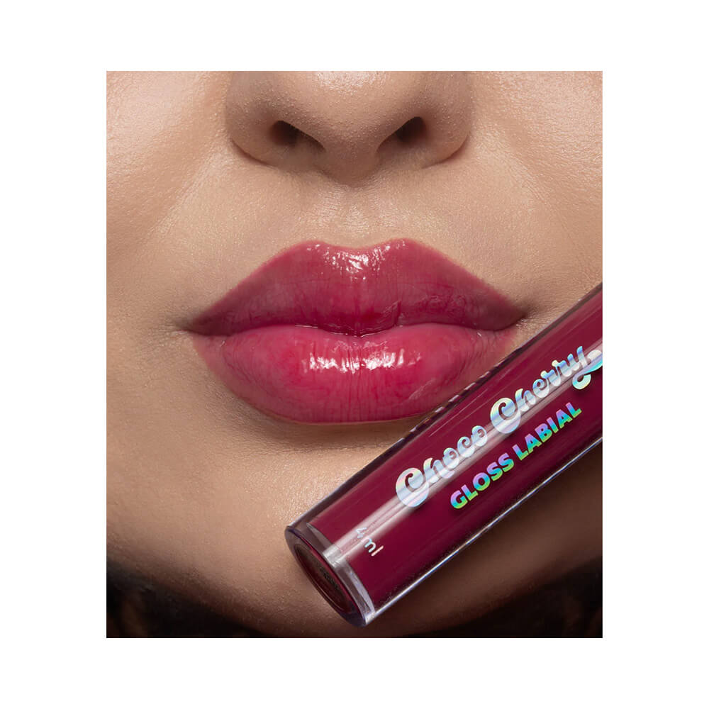 Close dos lábios com gloss Dailus Choco Cherry vermelho cereja