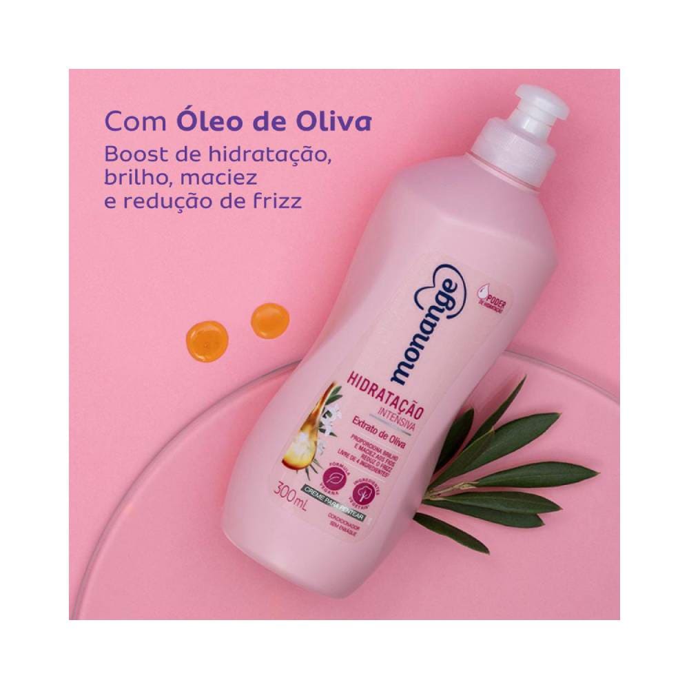 Mulher mostrando cabelo hidratado após uso do creme Monange 300ml