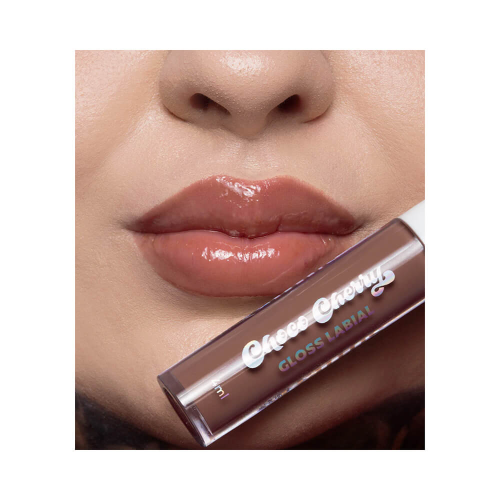 Lábios com aplicação do Lip Gloss Dailus Choco Cherry Mocha Mousse mostrando cor e brilho