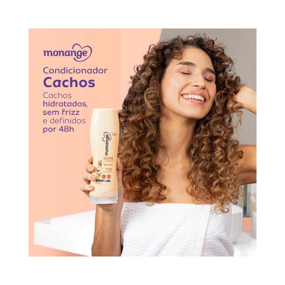 Mulher com cabelos cacheados segurando Condicionador Monange Cachos Que Tal