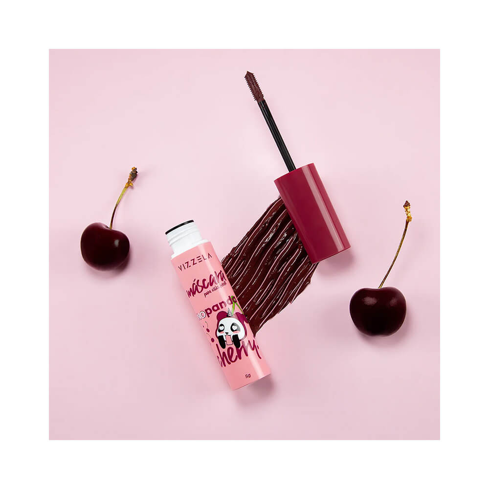 Máscara de Cílios Vizzela No Panda Cherry Bordô aberta sobre fundo rosa com cerejas vermelhas