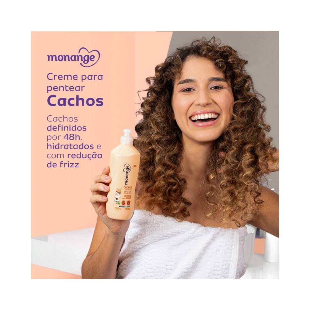 Mulher de cabelos cacheados segurando o Creme Para Pentear Monange Cachos Que Tal 300ml