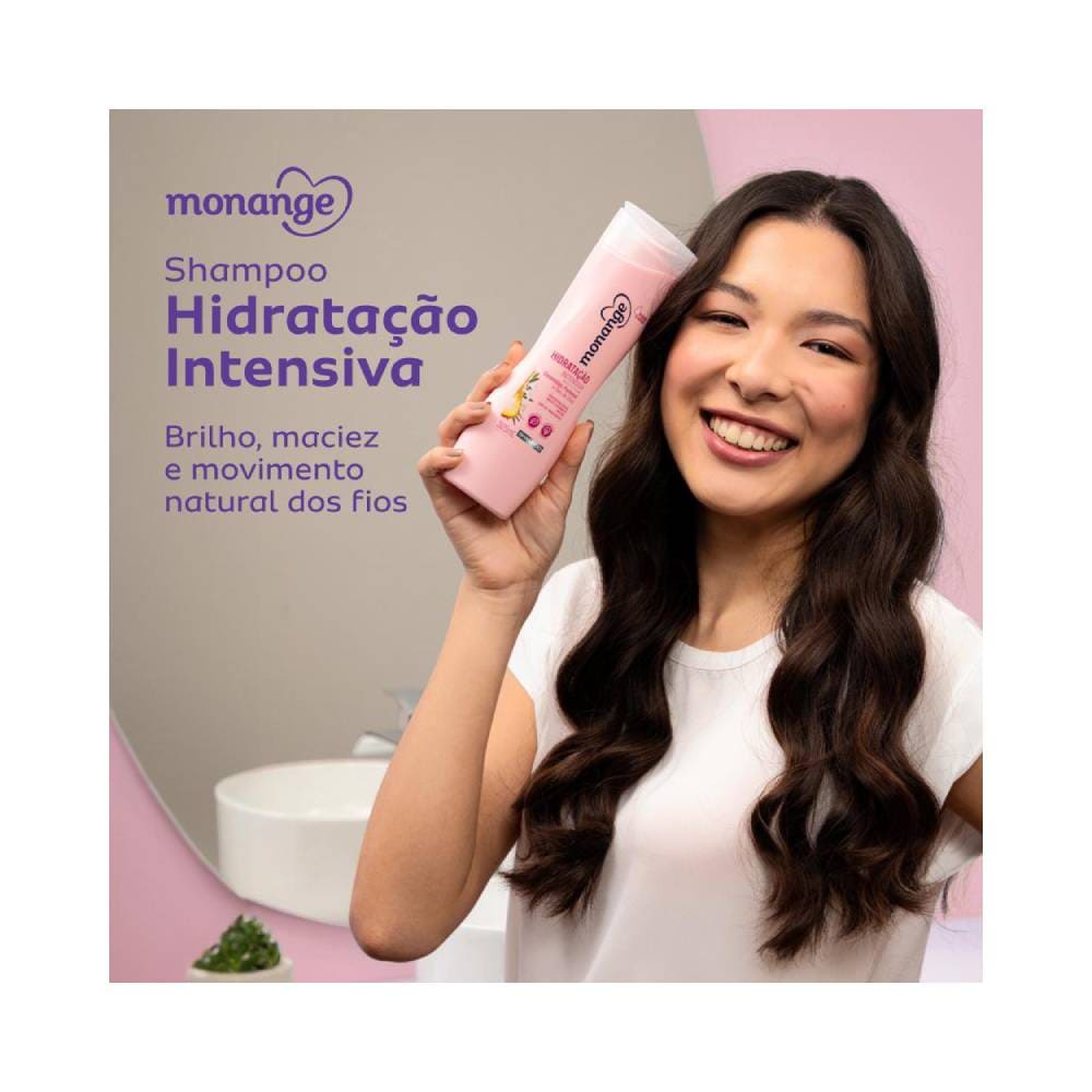 Mulher segurando o shampoo Monange Hidrata com Poder 325ml, cabelo brilhante e saudável