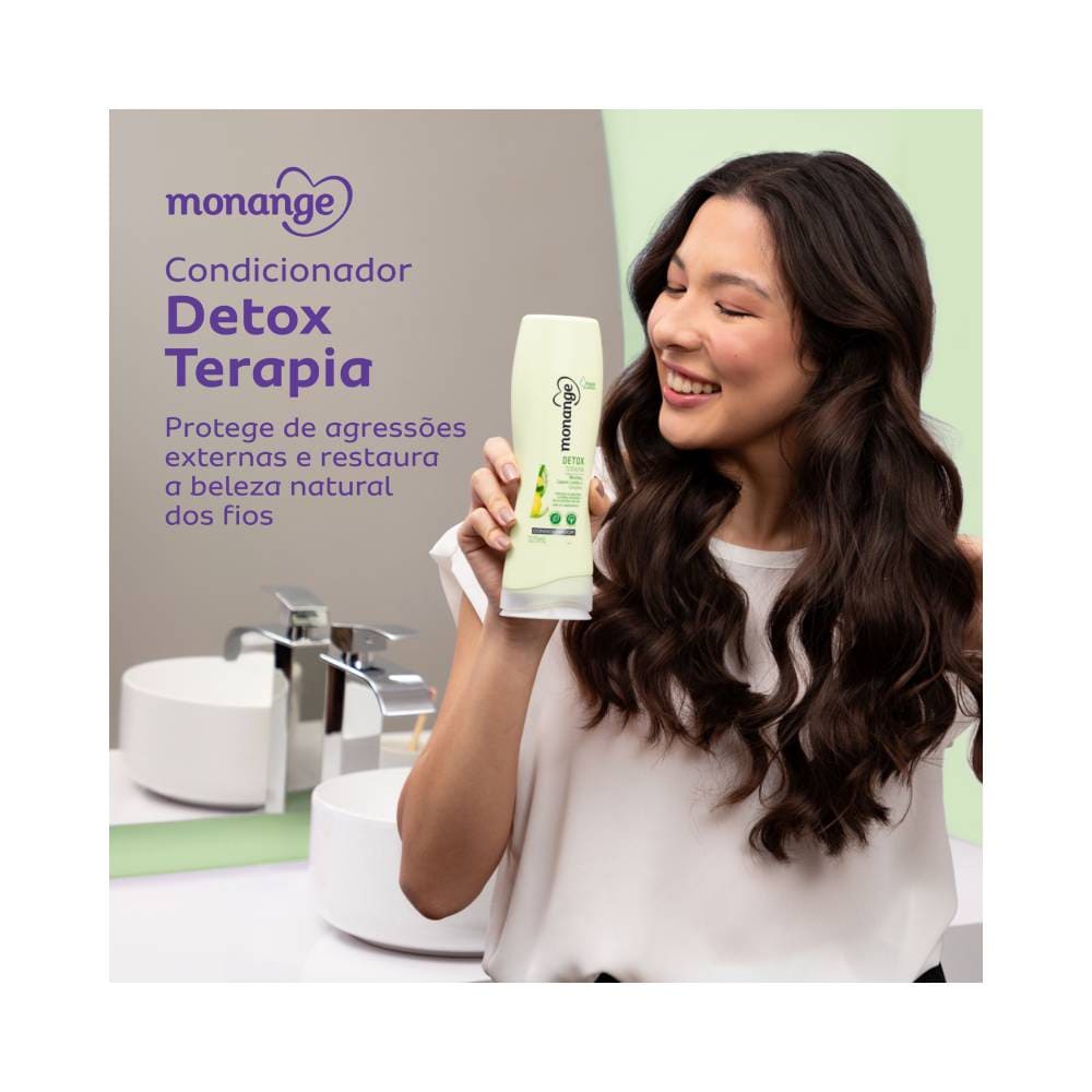 Produto em uso com mulher sorridente segurando o condicionador