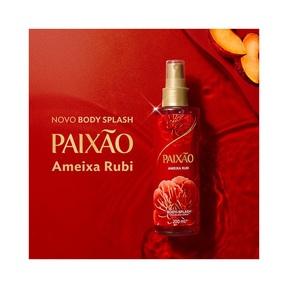 Frasco de Body Splash Paixão Ameixa Rubi 200ml em fundo vermelho com ilustração de flor