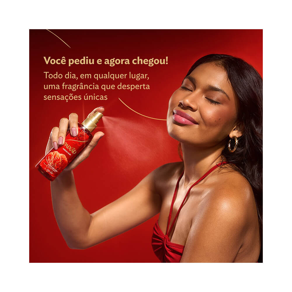 Mulher usando Body Splash Paixão Ameixa Rubi 200ml em fundo vermelho