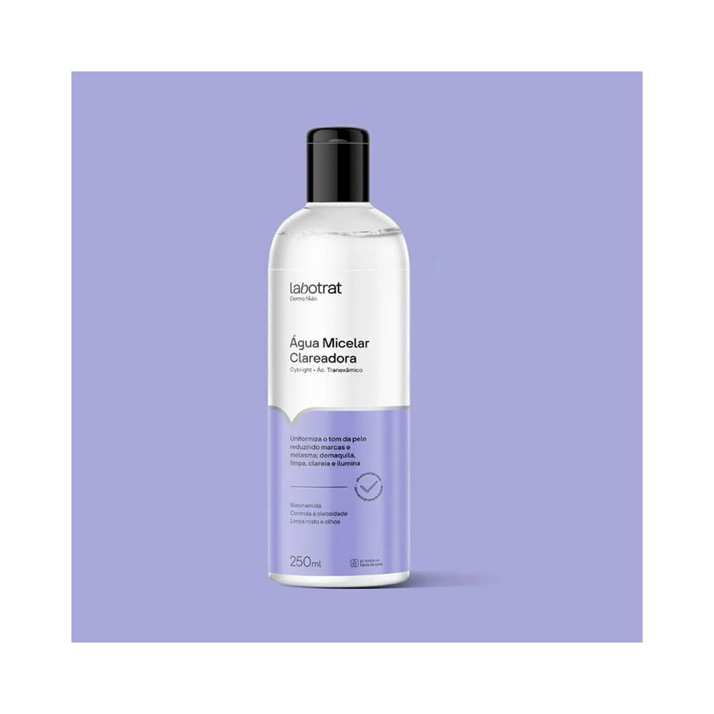Frasco de Água Micelar Labotrat Dermo Skin Clareadora 250ml em close no rótulo.