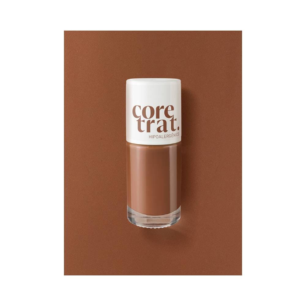 Esmalte Blant Coretrat Cremoso Café ao Leite sobre fundo marrom claro cremoso