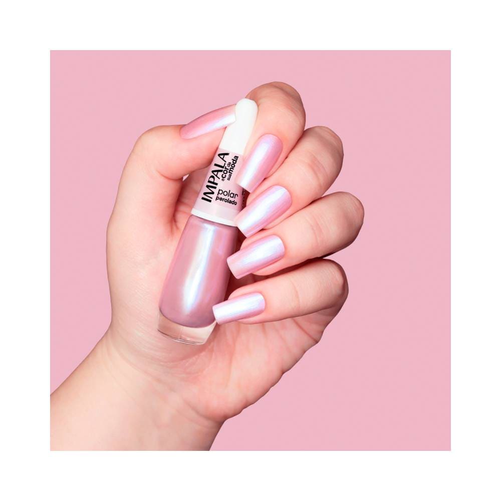 Mão segurando frasco de esmalte Impala Polar com unhas pintadas na mesma cor