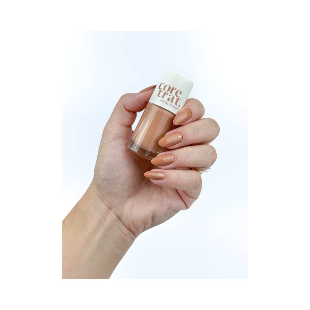 Mão feminina segurando esmalte Blant Coretrat Movimento Sutil com unhas pintadas na mesma cor