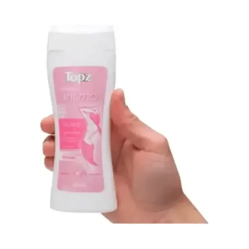 Sabonete íntimo Topz Suave 200ml sendo segurado por uma mão, destaque na embalagem ergonômica