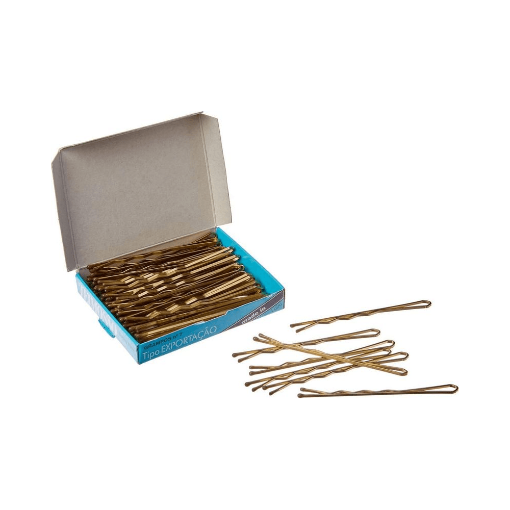 Caixa aberta mostrando grampos loiros alinhados e alguns espalhados