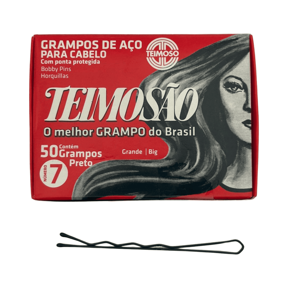Frontal da embalagem dos grampos Teimoso nº7 e dois grampos pretos sobre fundo branco