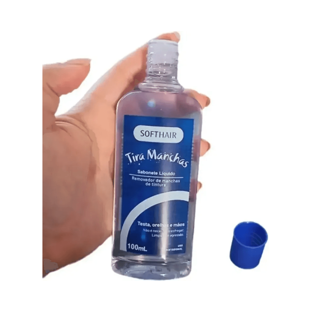 Mão segurando o frasco do Sabonete Líquido Soft Hair Tira Manchas 100ml