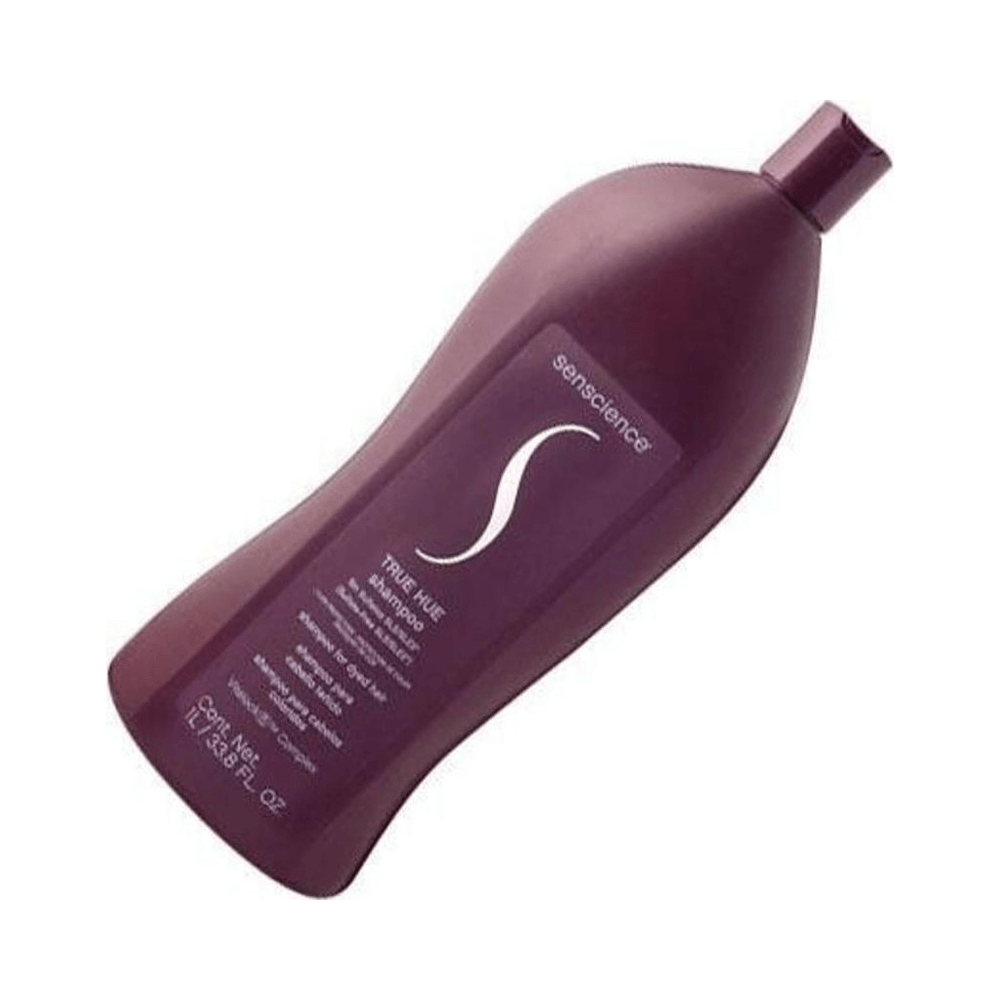 Frasco inclinado do Shampoo Senscience True Hue 1000ml mostrando o rótulo frontal