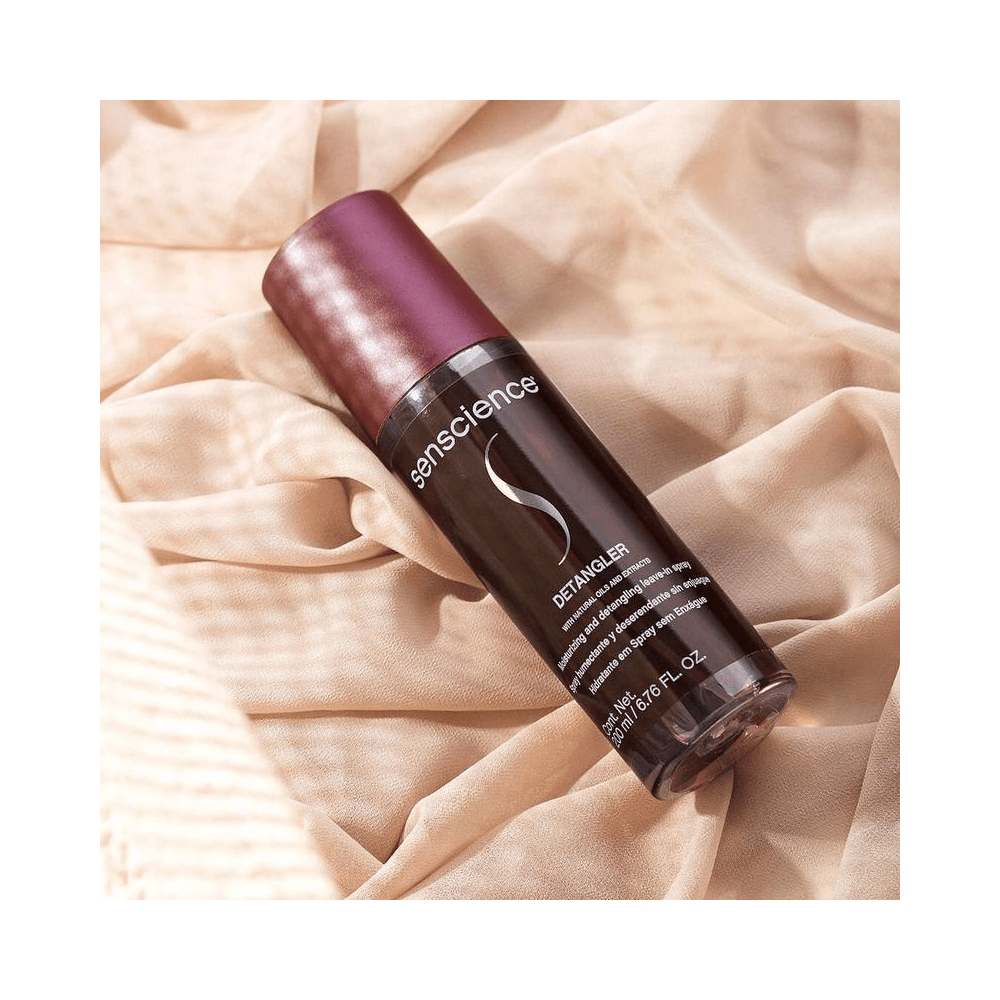 Frasco Leave-in Senscience Detangler Spray 200ml em posição inclinada