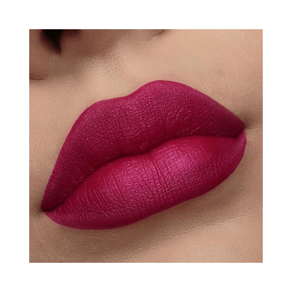Close dos lábios com aplicação do Batom Ruby Rose Duo Matte 359 acabamento matte