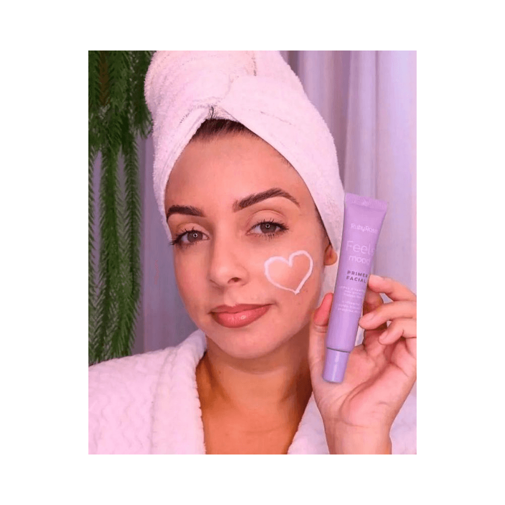 Aplicação do primer Feels Mood em formato de coração na bochecha