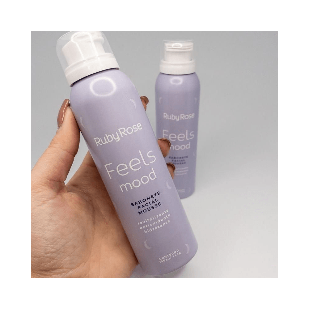 Mão segurando Sabonete Facial Ruby Rose Mousse Feels Mood 150ml
