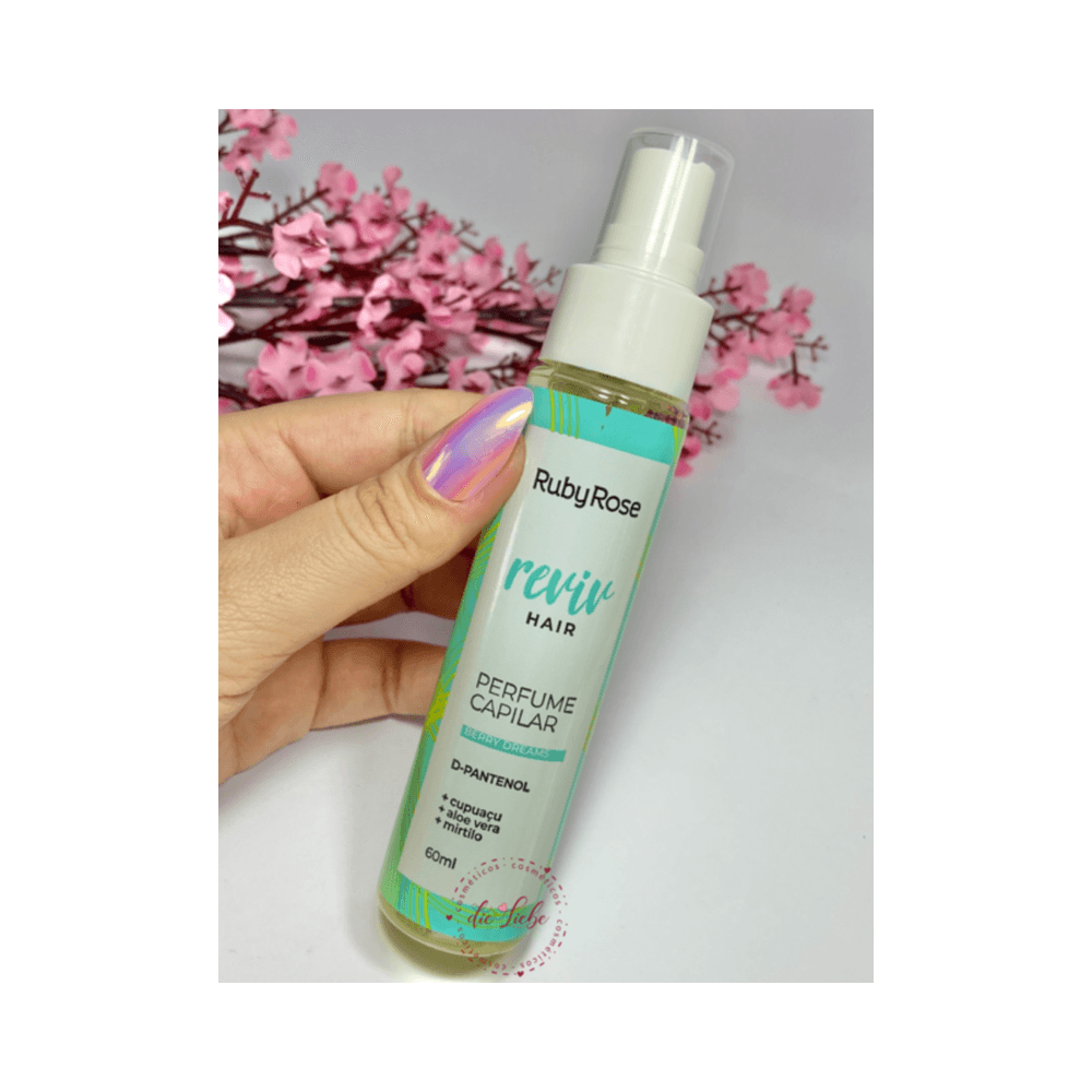 Mão segurando o Perfume Capilar Ruby Rose Reviv Hair Baunilha 60ml