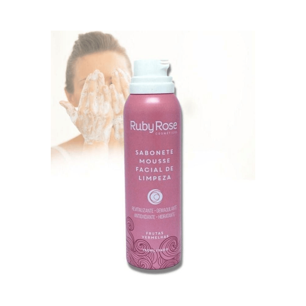 Produto em uso: mulher lavando o rosto com espuma branca cremogena do sabonete Ruby Rose