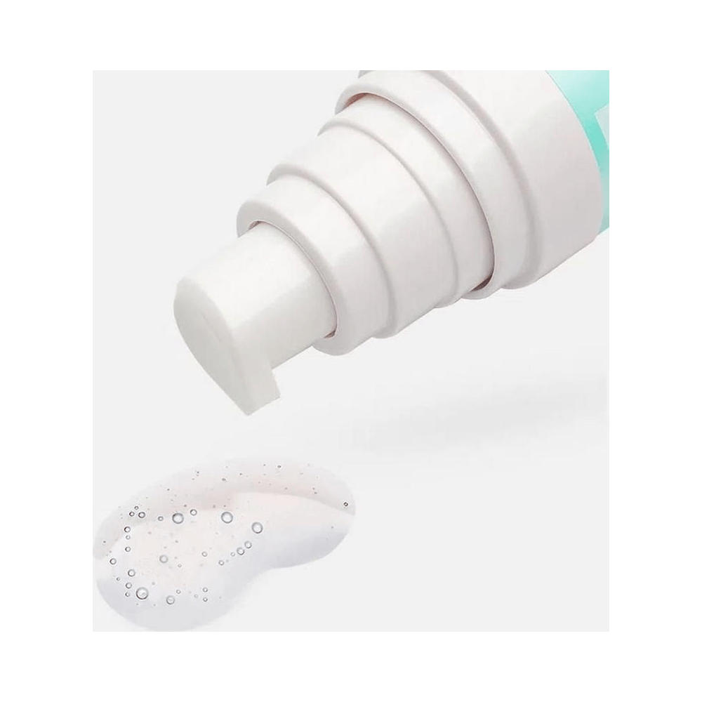 Close do pump branco do primer RK by Kiss com gota translúcida e bolhas