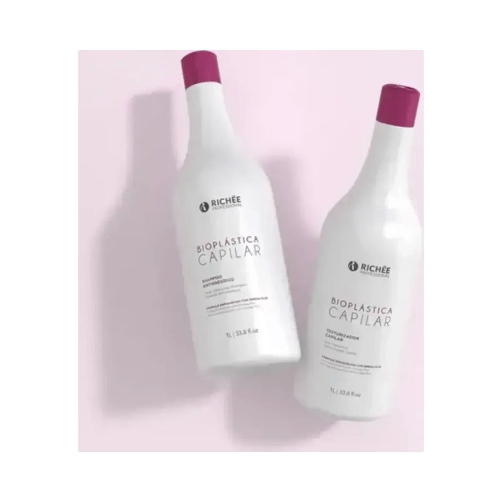 Frascos Richée Bioplástica sobre fundo rosa claro mostrando shampoo e texturizador