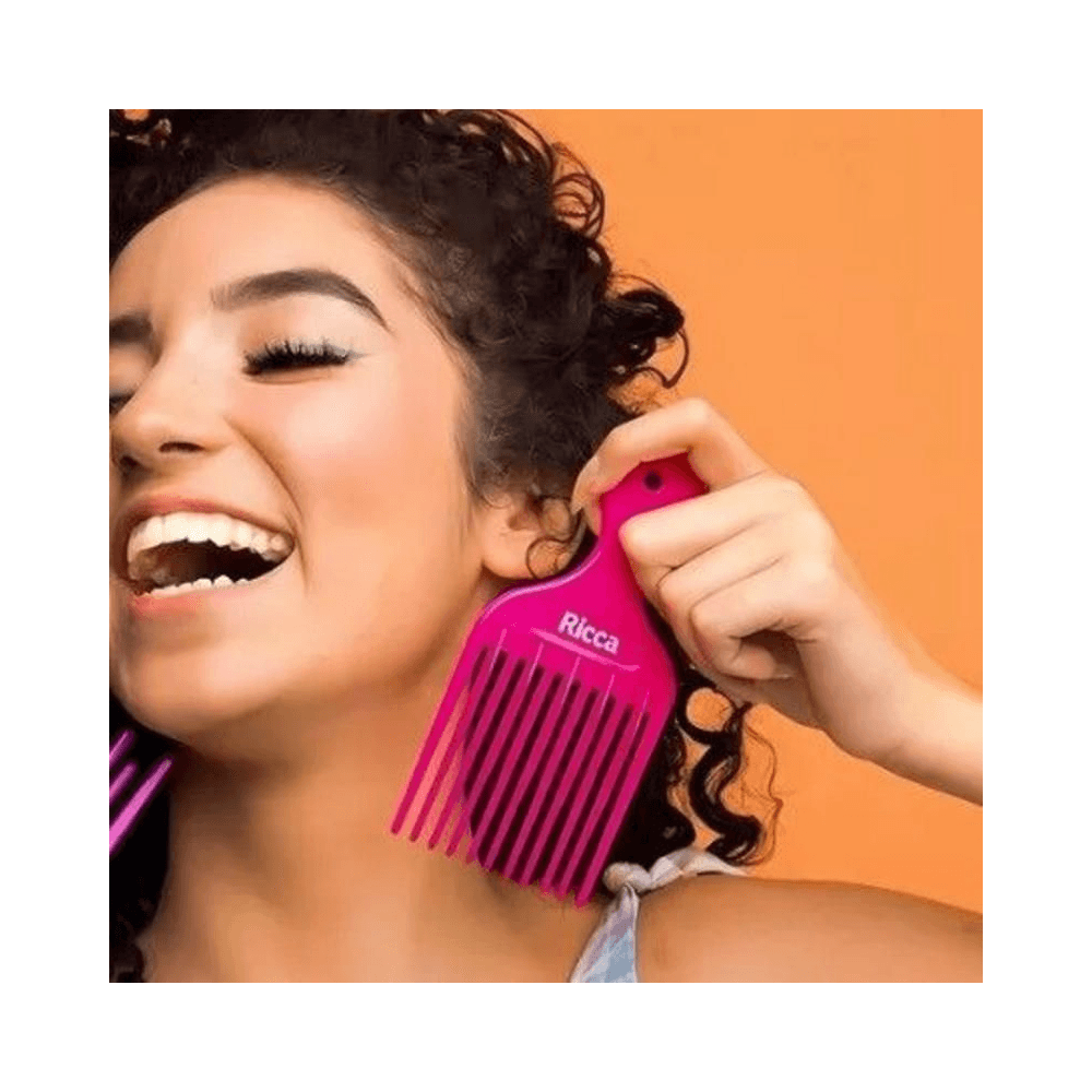 Mulher com cabelo cacheado usando o Pente Cachos Ricca 2405 rosa