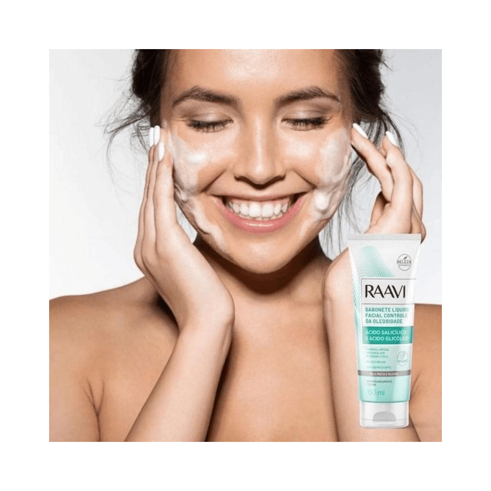 Aplicação do sabonete Raavi com espuma suave no rosto