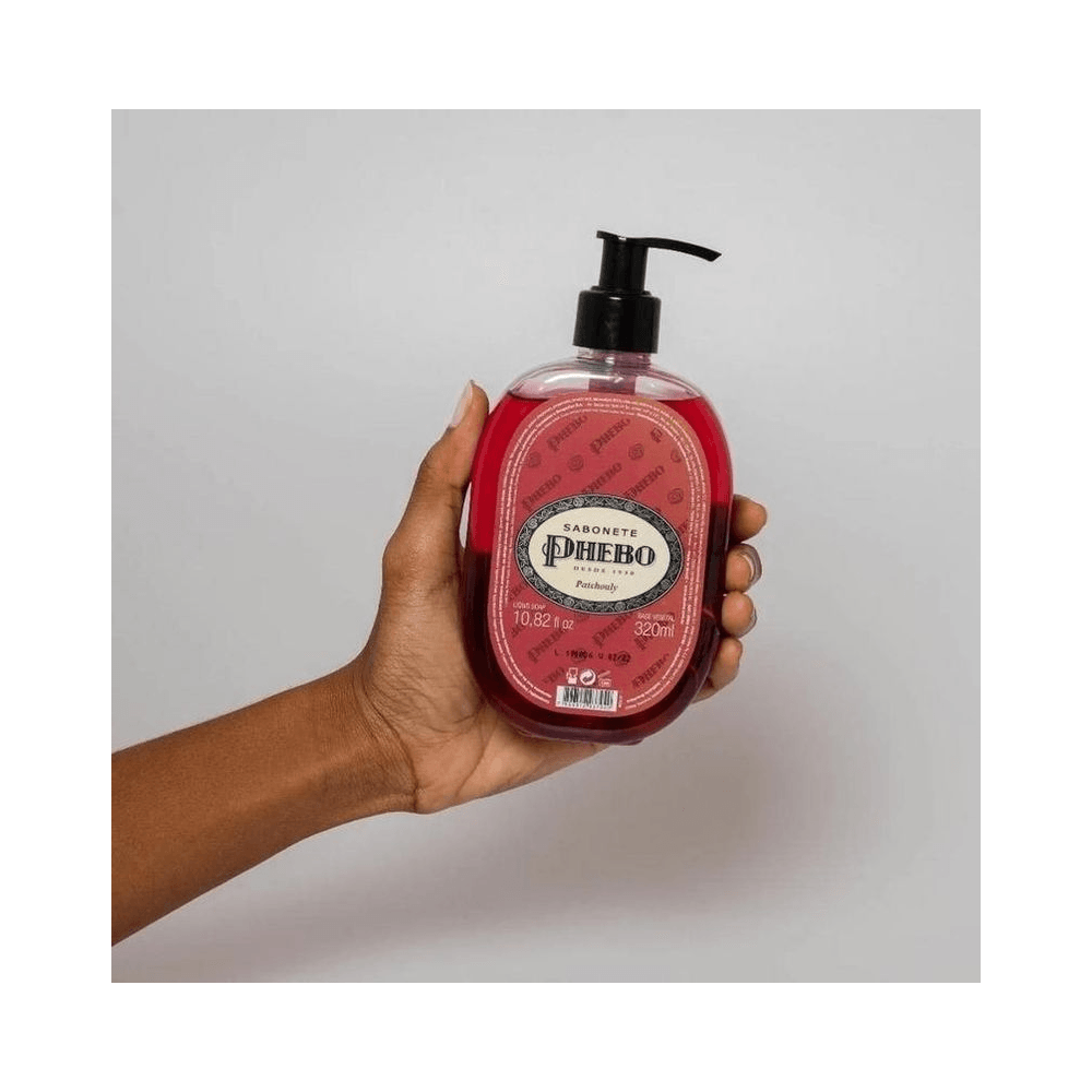 Mão segurando o frasco do Sabonete Líquido Phebo Patchouly 320ml com pump