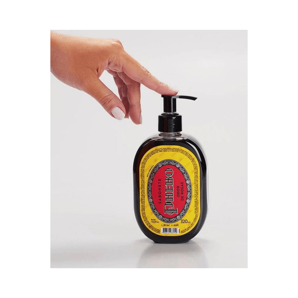 Frasco Phebo 320ml sendo acionado com o pump em contexto de uso