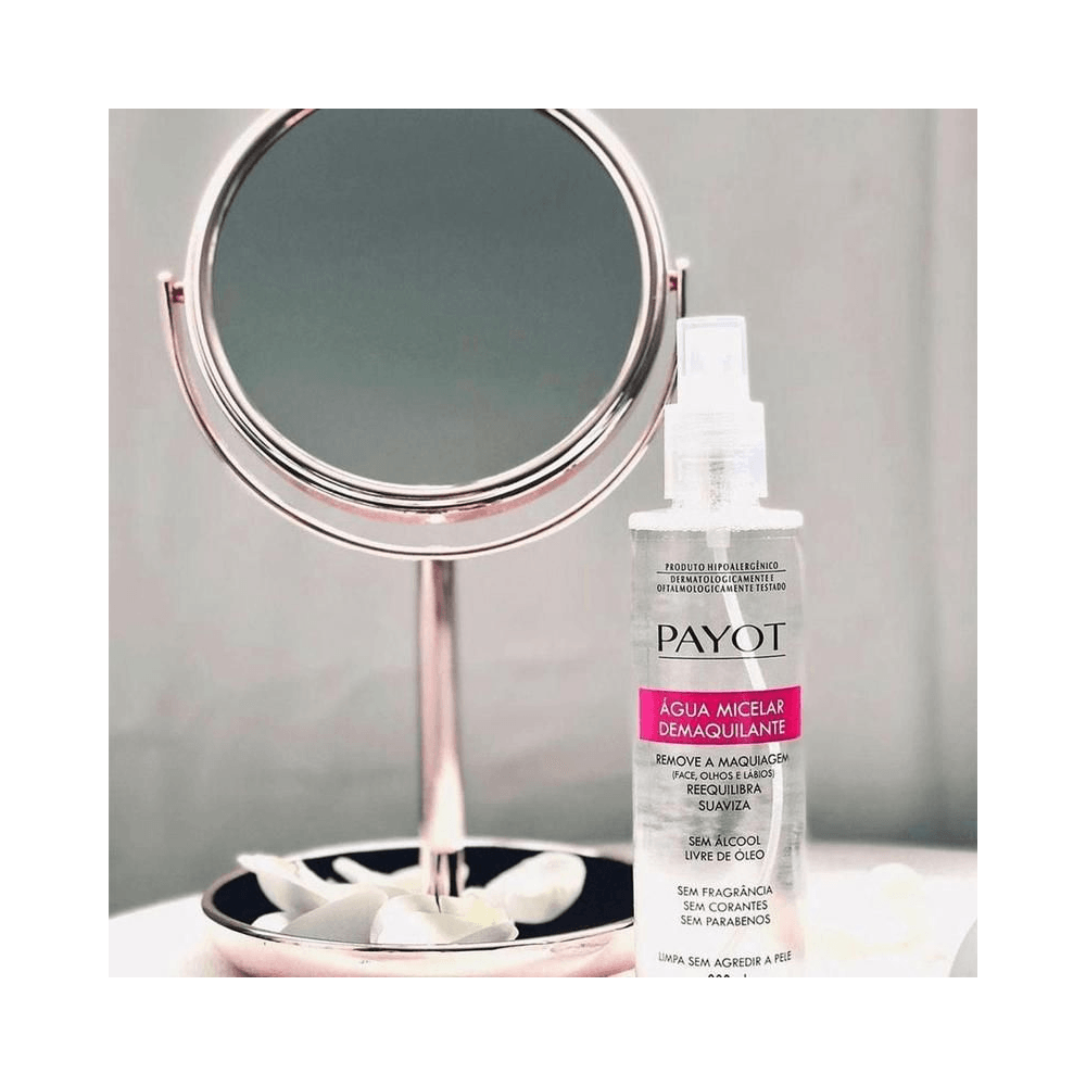 Água Micelar Payot 220ml ao lado de espelho, embalagem transparente com spray