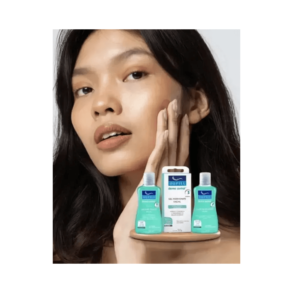 Imagem promocional do kit Nupill Derme Control mostrando aplicação e embalagens compactas