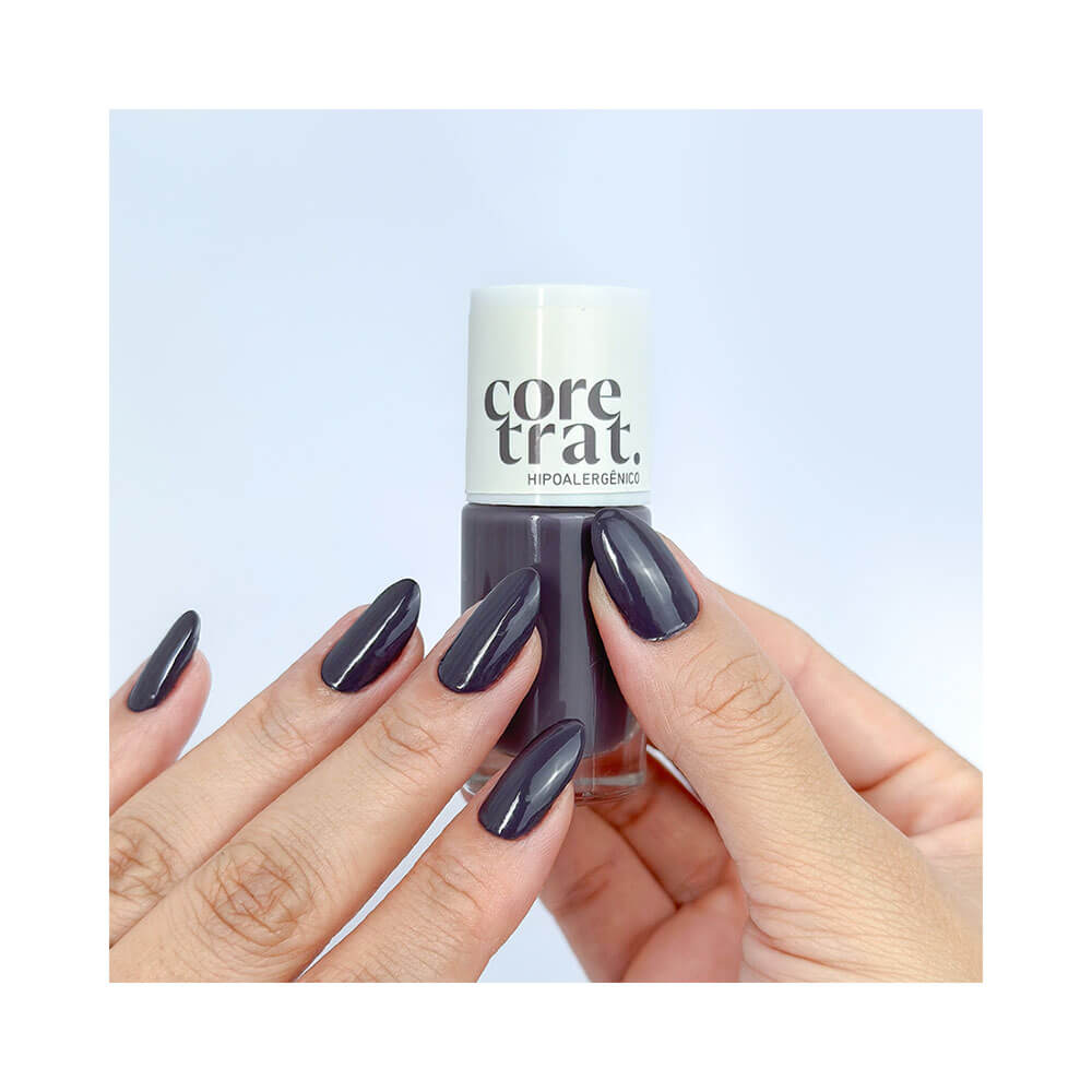 Esmalte Blant Coretrat Cremoso Trufa Suave sendo aplicado em unhas com o mesmo tom roxo acinzentado