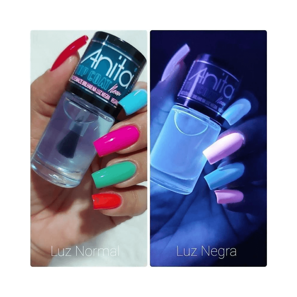 Mão segurando o esmalte Anita Top Coat Efeito Neon com unhas coloridas sob luz normal e efeito neon sob luz negra