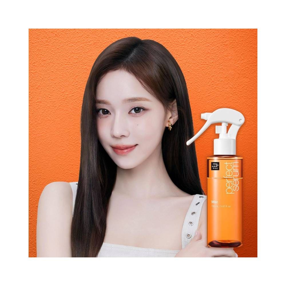 Modelo feminina de cabelo liso segurando o frasco laranja do Mise en Scène Perfect Serum Mist 150ml