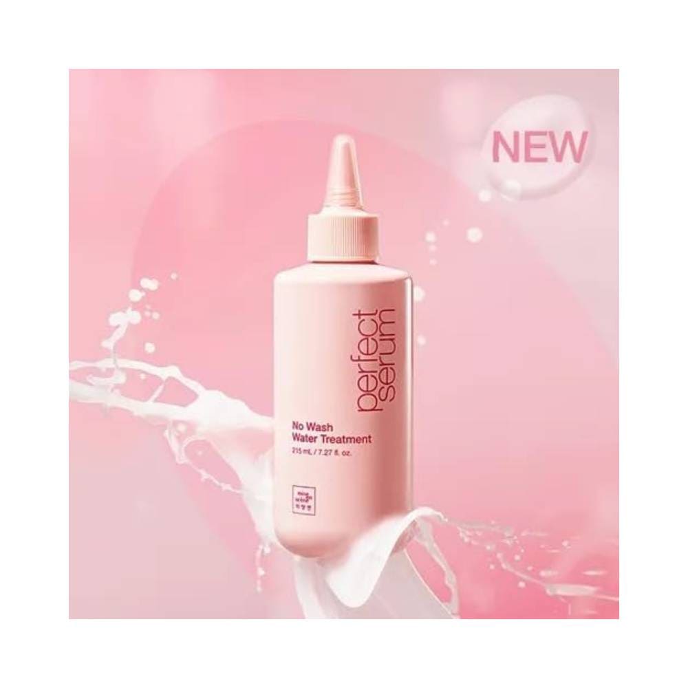 Frasco do Leave-In Mise en Scène Perfect Serum No Wash Water flutuando sobre fundo rosa com respingos de água