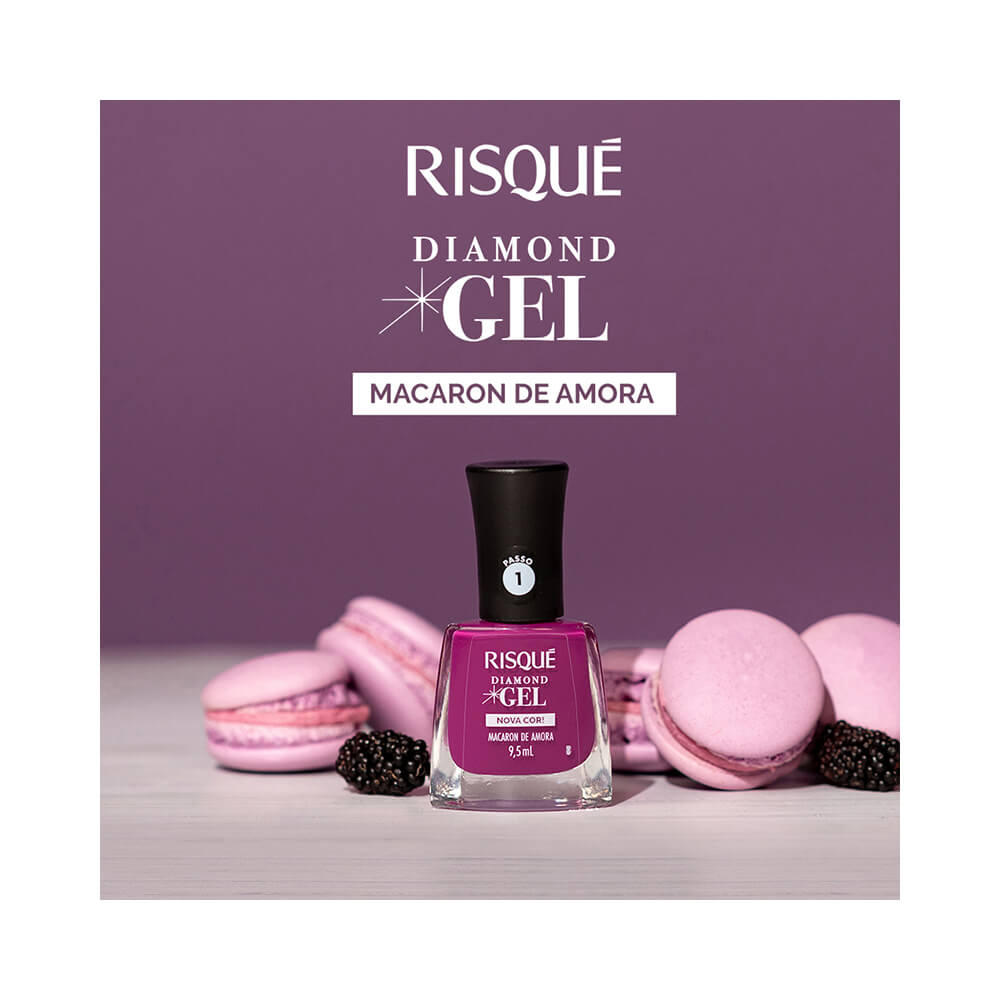Imagem promocional do esmalte Risqué Diamond Gel Macaron de Amora com macarons e amoras ao fundo