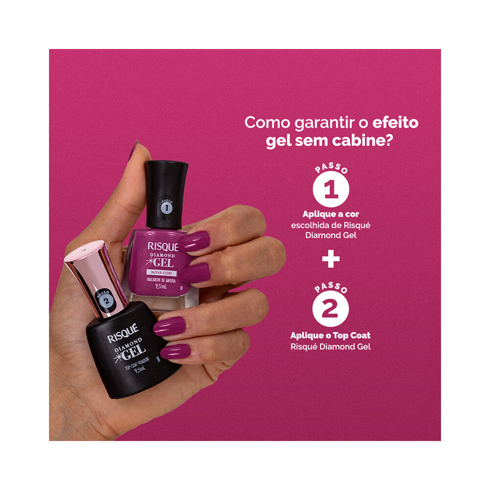 Mão segurando esmalte Risqué Diamond Gel Macaron de Amora com Top Coat Fixador