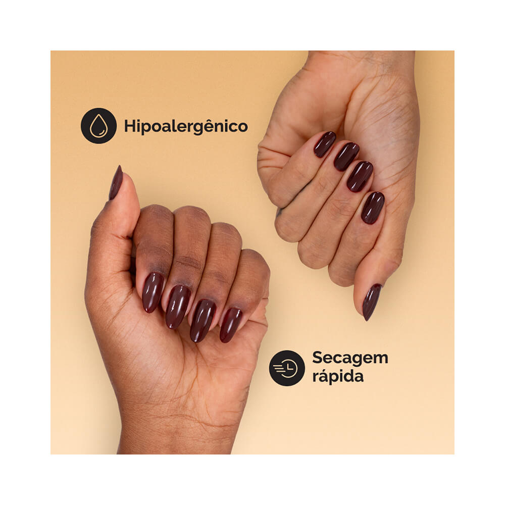 Mão segurando esmalte Risqué Diamond Gel Mocaccino com unhas longas e brilho intenso