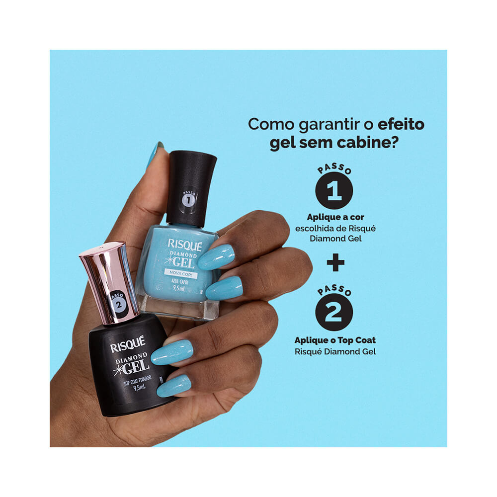 Mão segurando esmalte Azul Capri com unhas pintadas e Top Coat Diamond Gel