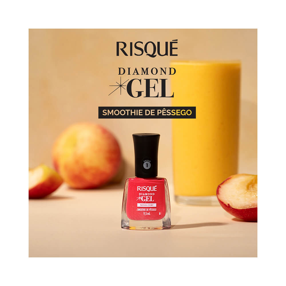 Esmalte Risqué Diamond Gel Smoothie de Pêssego ao lado de smoothie de pêssego, destacando o tom suave e apetitoso