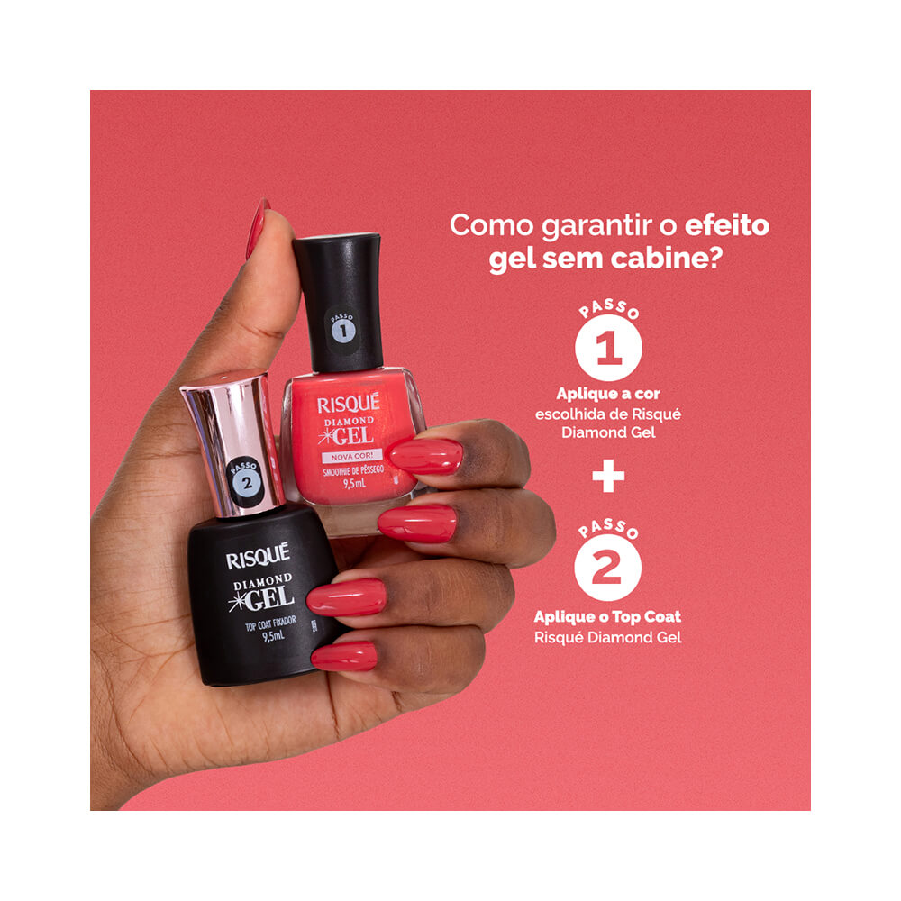 Mão segurando esmalte Risqué Diamond Gel Smoothie de Pêssego e Top Coat com unhas pintadas