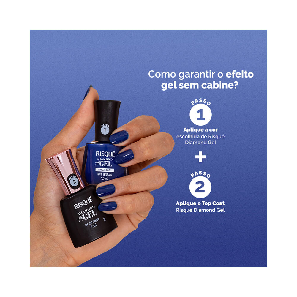 Mão segurando esmalte Risqué Diamond Gel Noite Estrelada com unhas pintadas no mesmo tom azul