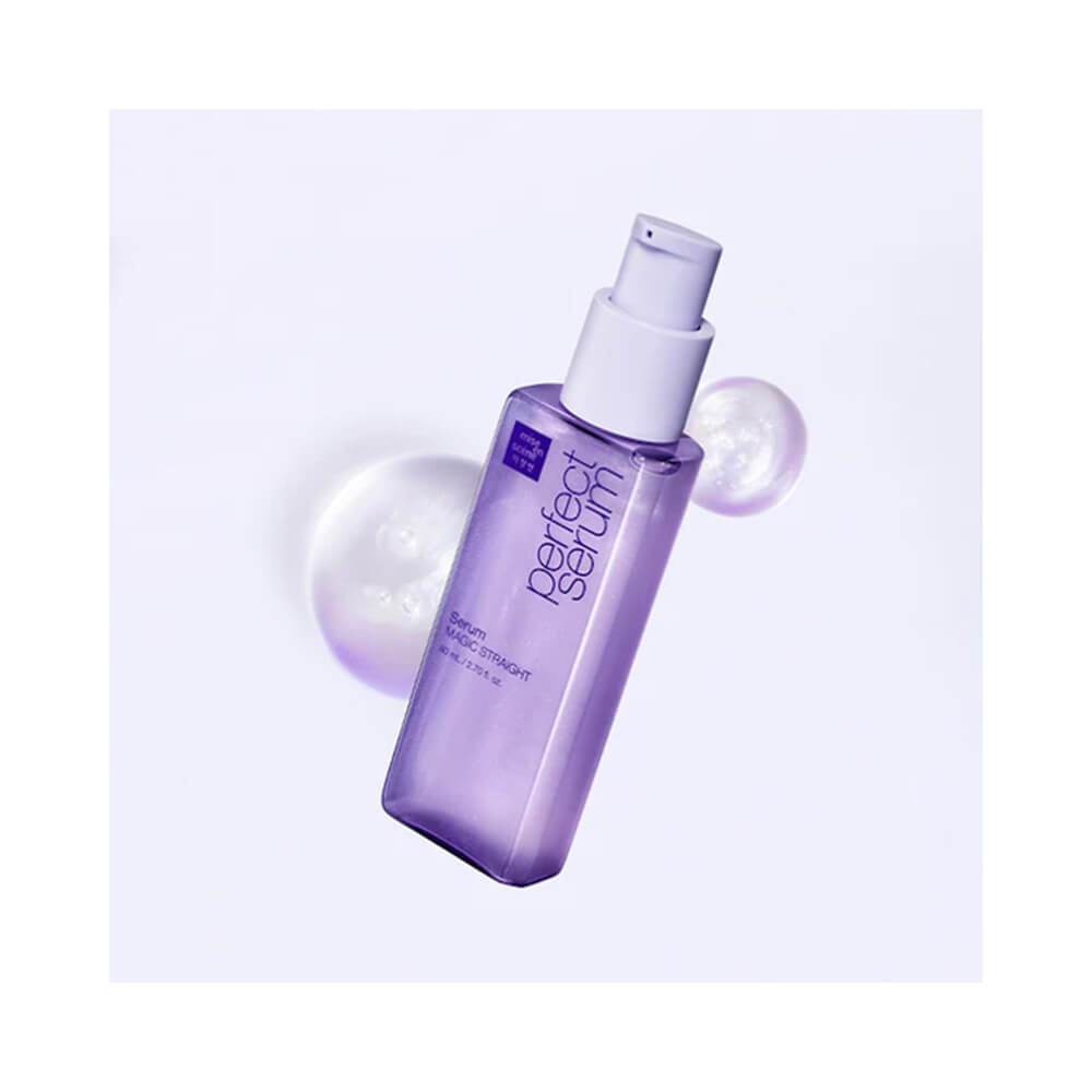 Frasco roxo translúcido em perspectiva inclinada com pump branco do Sérum Capilar Mise en Scène Magic Straight