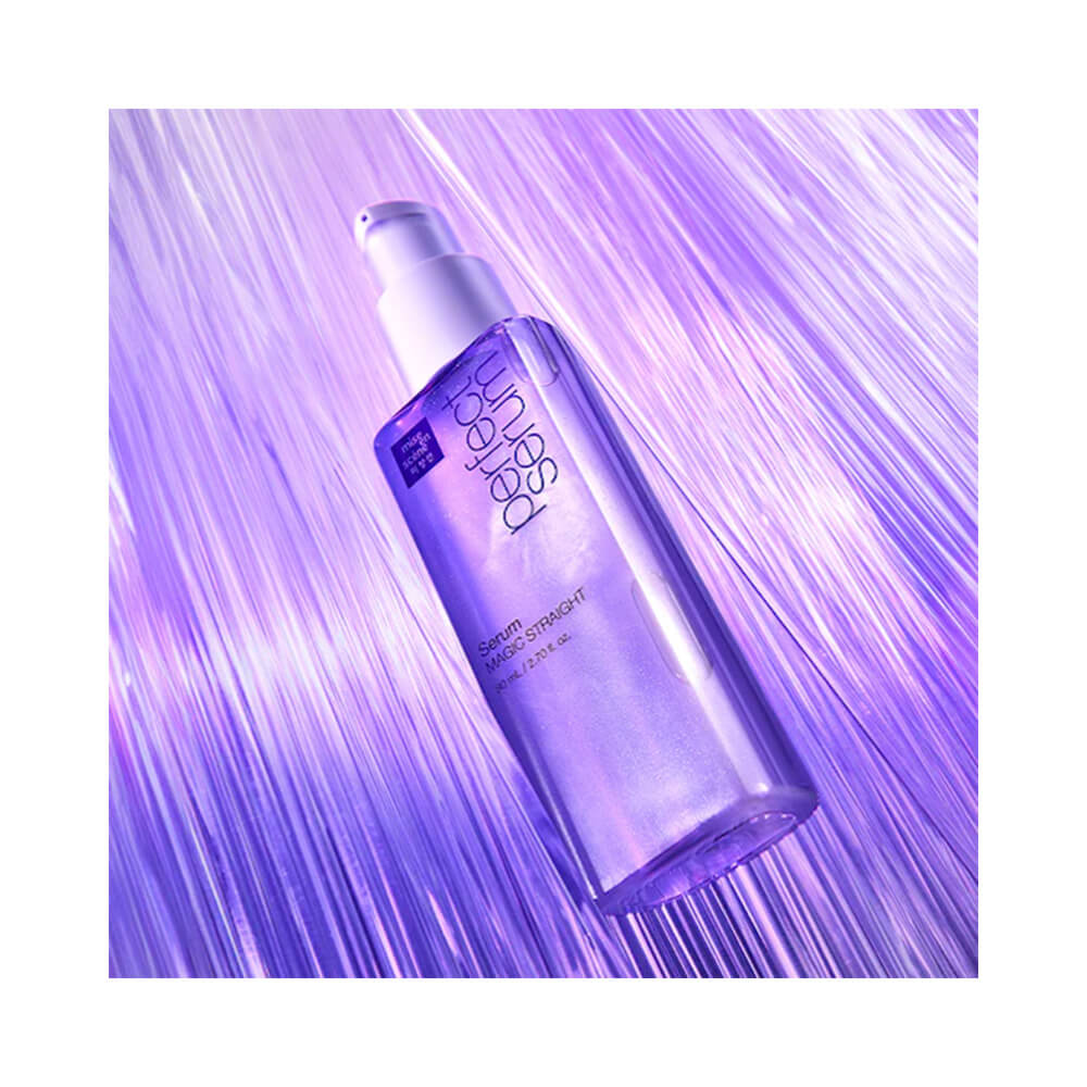 Frasco roxo translúcido do Sérum Capilar Mise en Scène Magic Straight em fundo violeta